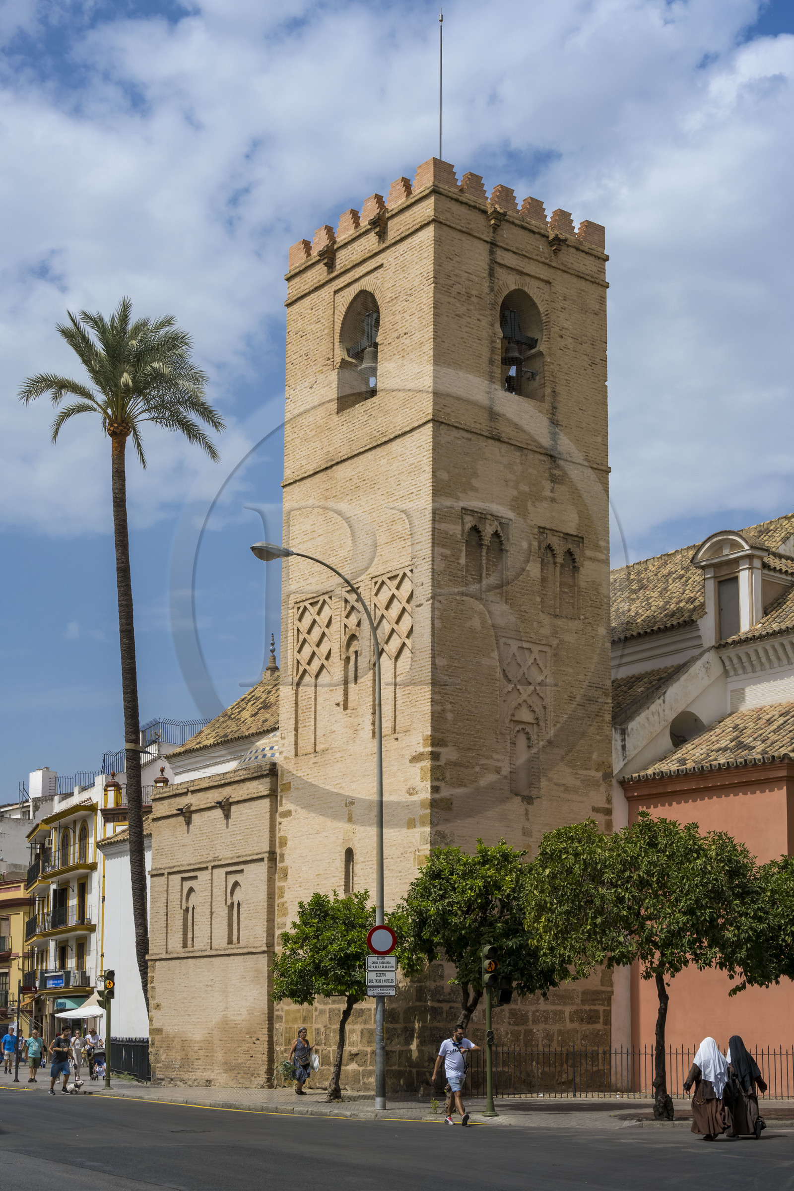 Espagne, Andalousie, Séville, plaza Ponce de Leon, église Sainte-Catherine (Iglesia de Santa Catalina) du XIVe siècle et de style gothique-mudéjar