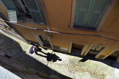 France, Alpes-Maritimes (06), vallée de la Roya (arrière-pays niçois), au pied du parc national du Mercantour, Saorge, une ruelle étroite