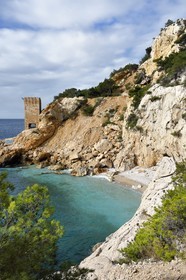 France, Bouches-du-Rhône (13), Ensuès-la-Redonne vers Marseille, la Cote Bleue, randonnée de Niolon au Cap Méjean le long du Sentier des Douaniers, la petite plage de la calanque de l'Erevine