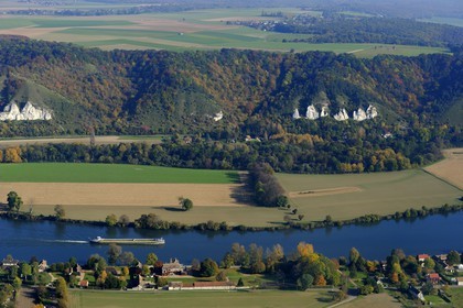 France, Eure (27), péniche sur la Seine en amont de Amfreville-sous-les-monts et la côte des Deux-Amants (vue aérienne)