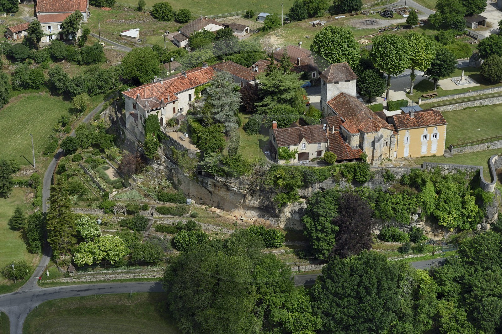 France, Dordogne (24), Périgord Vert, Condat-sur-Trincou, l'église Saint-Etienne et son clocher-porche (vue aérienne)