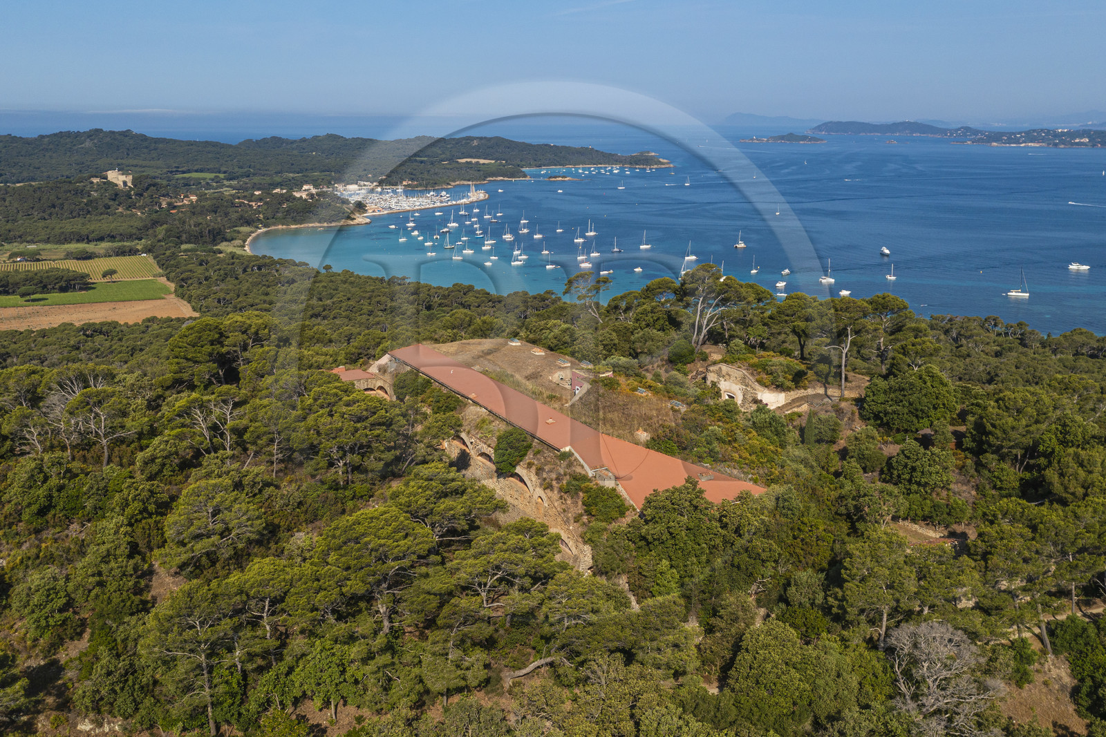 France, Var (83), Iles d'Hyères, parc national de Port Cros, Ile de Porquerolles, le Monastère orthodoxe Sainte-Marie dans l'ancien fort de la Repentance, le chateau Sainte-Agathe dominant le port en arrière-plan (vue aérienne)