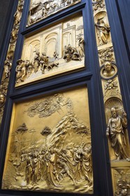 Italie, Toscane, Florence, centre historique classé Patrimoine Mondial de l'UNESCO, quartier du Duomo, baptistère de San Giovanni (baptistère Saint-Jean), Porta del Paradiso, Portes du Paradis, porte décorée de scène de la Bible sculptée par Ghiberti, autoportrait de Lorenzo Ghiberti au centre à droite