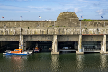 France, Loire-Atlantique (44), Saint-Nazaire, les anciennes bases sous-marines allemandes construites lors de la dernière guerre mondiale bordent le bassin à flot du port de Saint-Nazaire