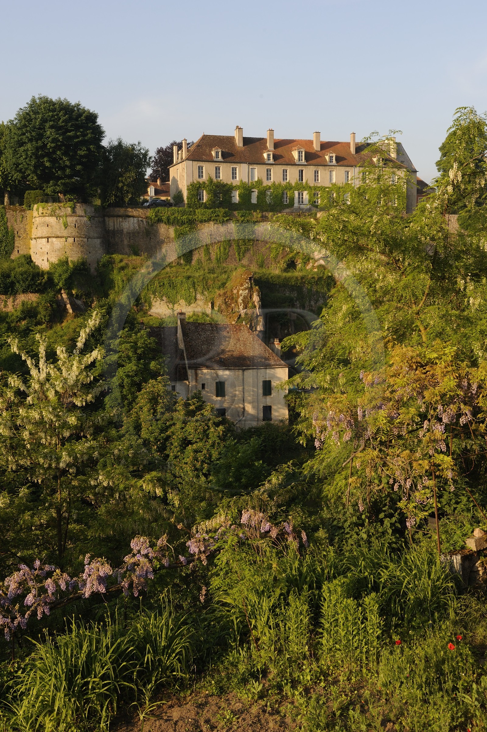 France, Côte d'Or (21), Semur-en-Auxois, les anciens remparts et le quartier de l'hôpital