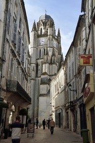 France, Charente-Maritime (17),  Saintonge, Saintes, la cathédrale Saint-Pierre au bout de la rue piétonne Alsace-Lorraine