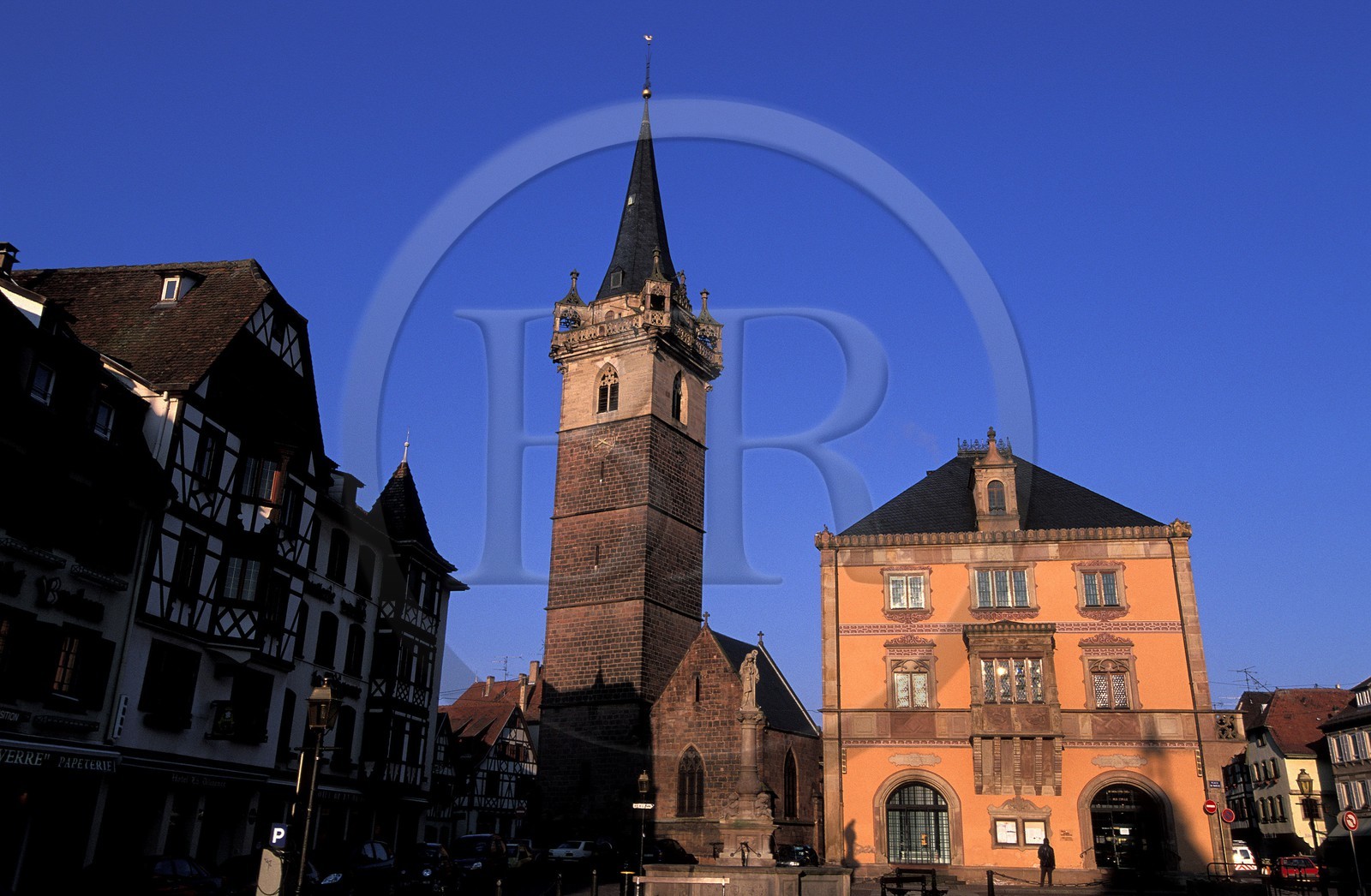 France, Bas-Rhin (67), Obernai, place du marché (l'Hôtel de ville et la tour de la chapelle)