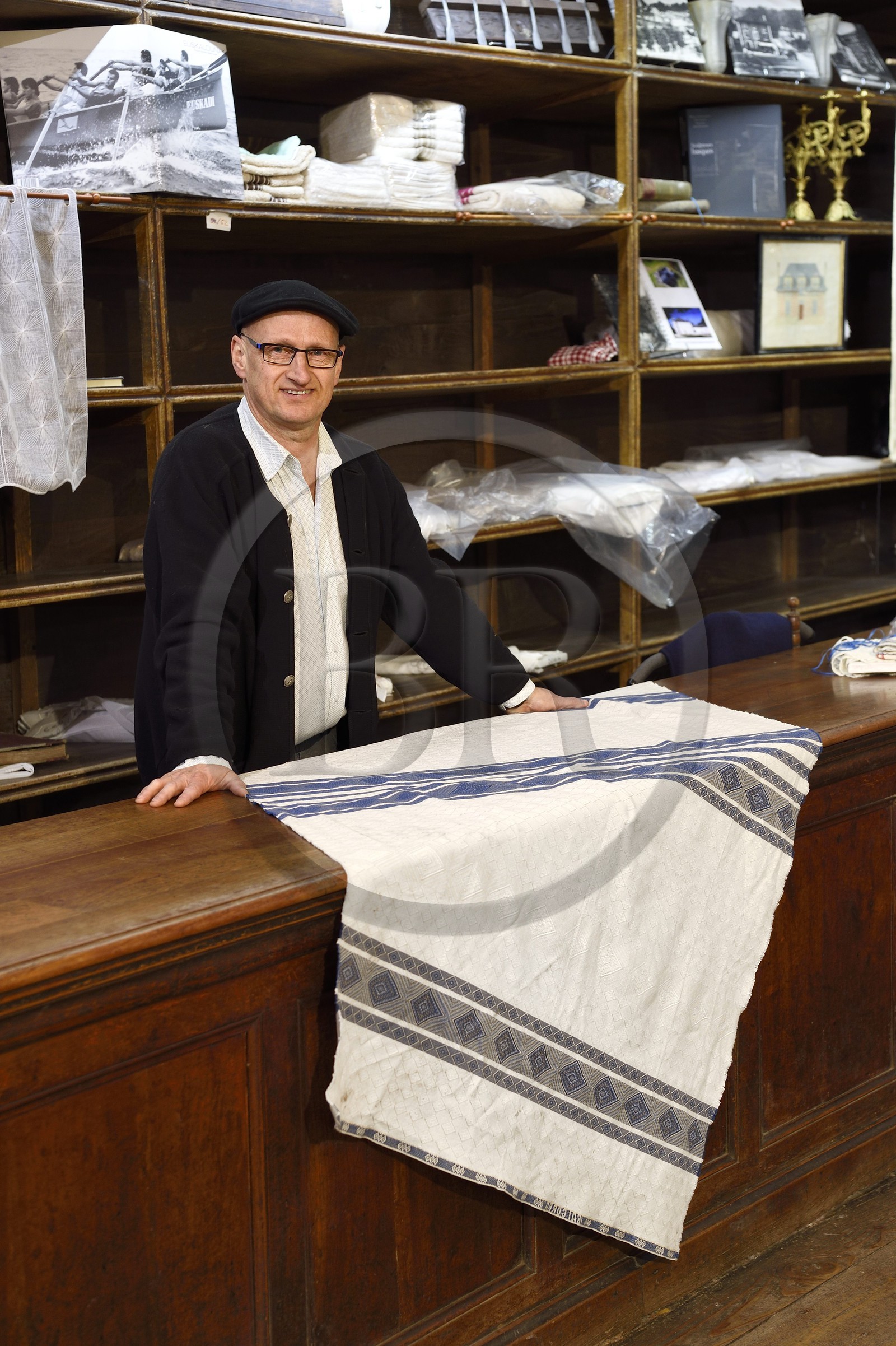 France, Pyrénées-Atlantiques (64), Pays-Basque, Saint-Jean-Pied-de-Port, Bixente Inchauspé, directeur du magasin de linge basque Cherbacho -Inchauspé et ancien banquier