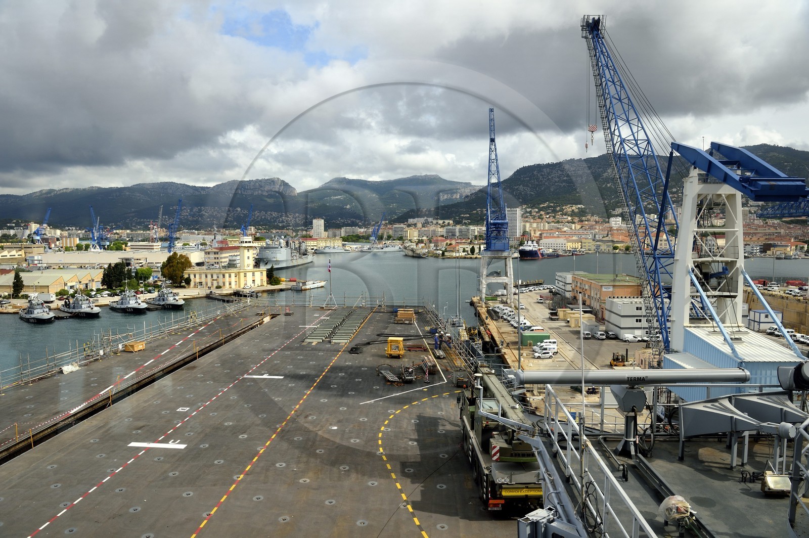 France, Var (83), Toulon, la base navale (Arsenal), le porte-avions à propulsion nucléaire Charles de Gaulle en rénovation de mi-vie, le pont d'envol