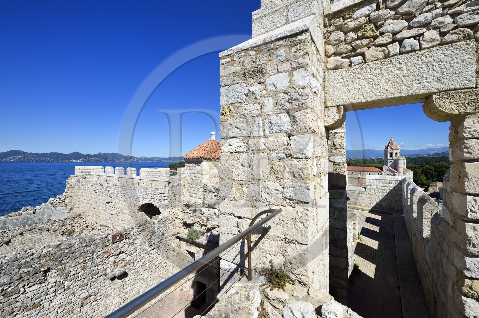 France, Alpes-Maritimes (06), Cannes, Iles de Lérins, Ile de Saint-Honorat, Abbaye de Lérins, ancien monastère fortifié élevé en 1073 et l'église abbatiale du monastère