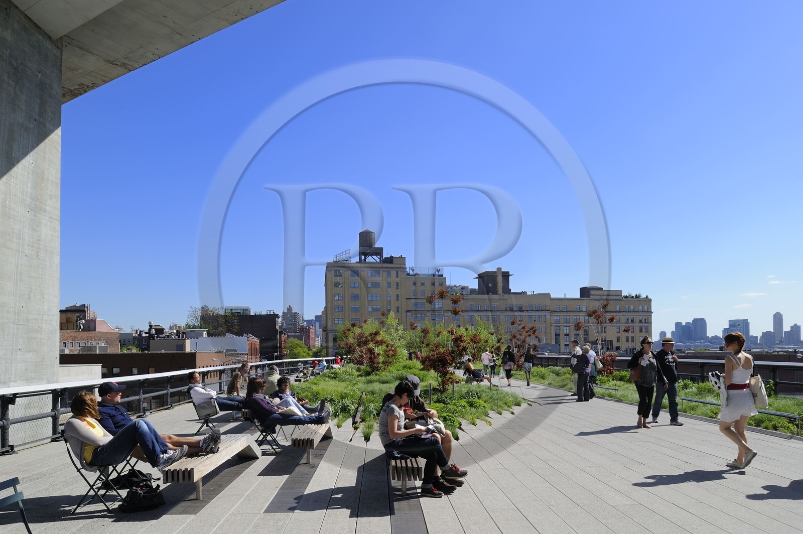 United States, New York, Manhattan, Meatpacking district (Gansevoort Market), the High Line is a park built on a section of the former elevated freight railroad spur, the High Line runs under the Standard Hotel and people sitting on chairs