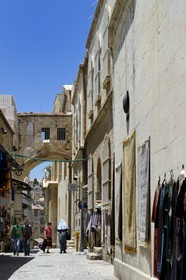 Israel, Jérusalem, ville sainte, vieille-ville classée Patrimoine Mondial de l'UNESCO, la Via Dolorosa (Chemin de Croix) dans le quartier musulman, arc de l'Ecce Homo qui est un ancien arc de triomphe romain