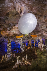France, Gard (30), Méjannes-le-Clap, grotte de La Salamandre, découverte de la grotte en Aéroplume®, un ballon dirigeable individuel gonflé à l'hélium qui permet de s'envoler en battant des ailes