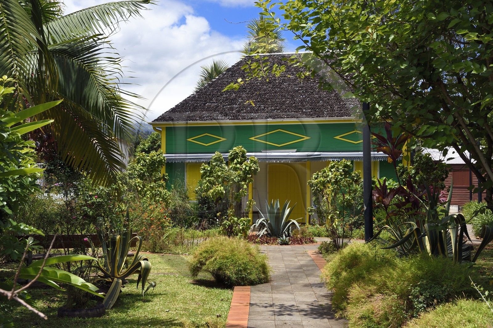 France, Ile de la Reunion, Parc National de la Réunion classé Patrimoine Mondial de l'UNESCO, Entre-Deux, l'office de tourisme dans une case créole colorée traditionnelle