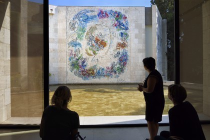 France, Alpes-Maritimes (06), Nice, musée national Marc Chagall de l'architecte André Hermant et créé à l'initiative d'André Malraux, mosaïque Le Prophète Elie (1971) par Marc Chagall