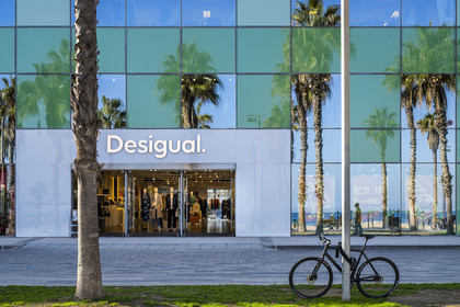 Espagne, Catalogne, Barcelone, La Barceloneta, Port Vell, magasin Desigual sur le Front de mer