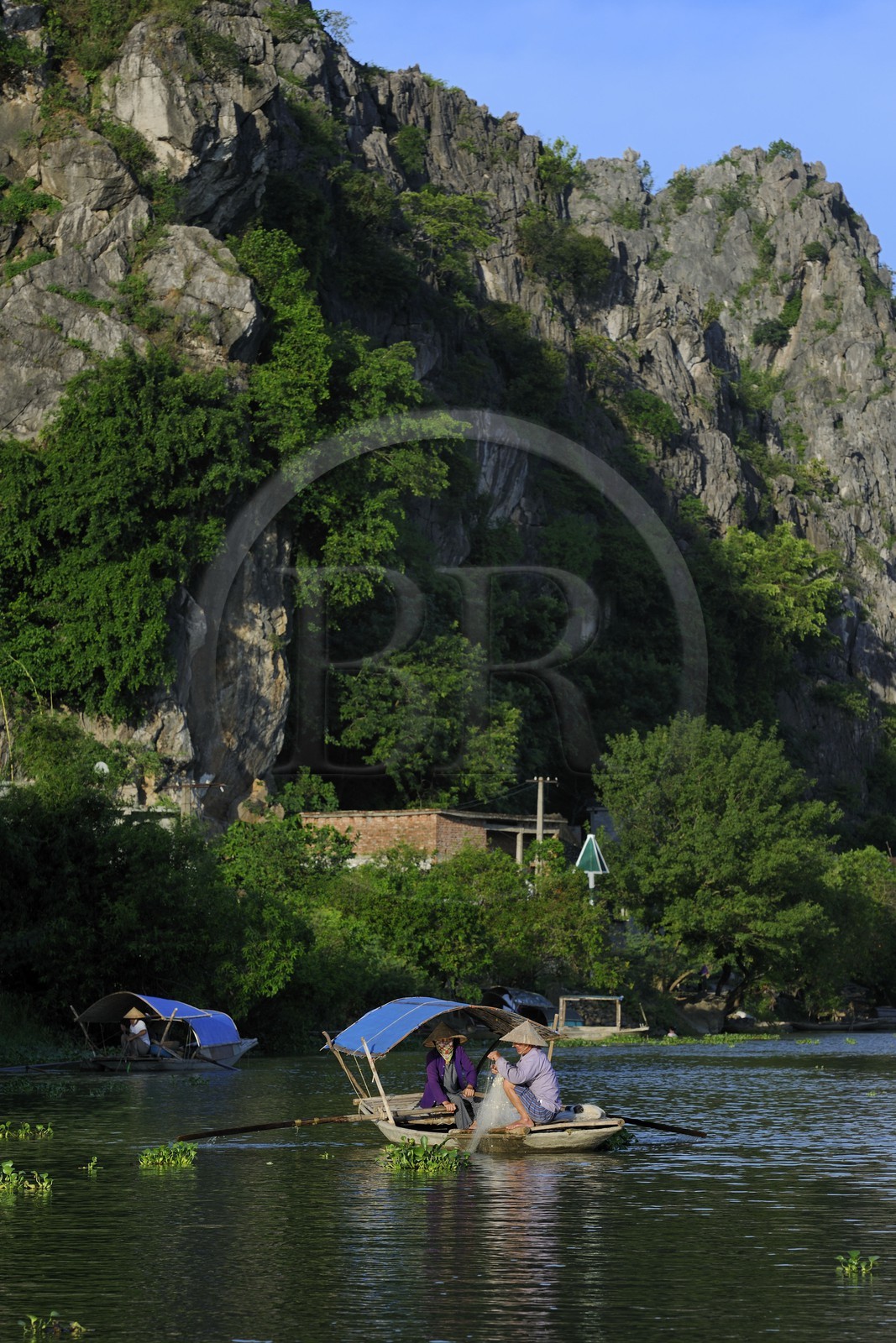 Vietnam, Ninh Binh province, insular village of Kenh Ga surrounded by karstic mountains, fisherman