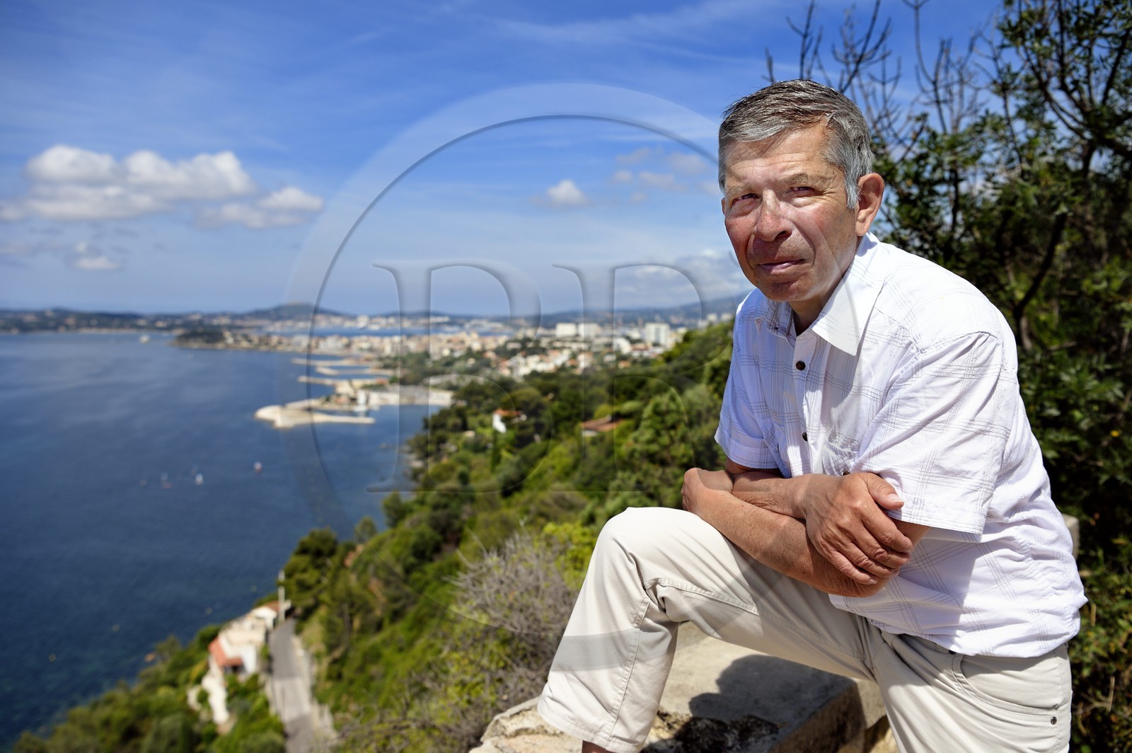 France, Var (83), Toulon, quartier Le Mourillon, l'historien et écrivain Bernard Cross devant la Rade vu depuis le Fort du Cap Brun