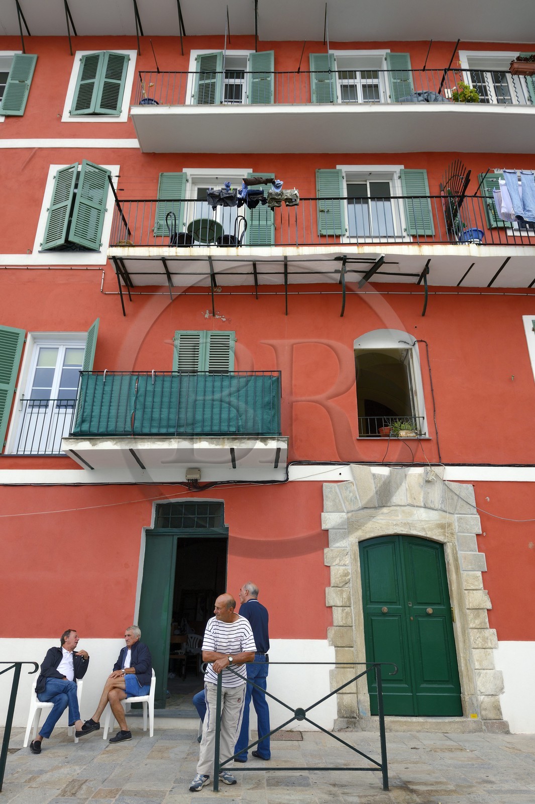 France, Haute-Corse (2B), Bastia, discussion devant un immeuble (la maison du Club Nautique) sur le vieux port quai Albert Gillio