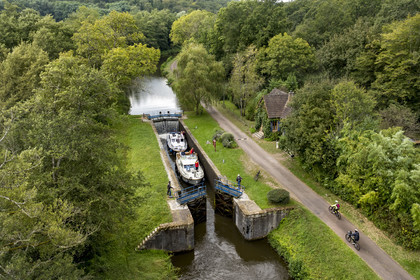 France, Nièvre, Sardy les Epiry, ladder of 16 locks on the Nivernais Canal, écluse n°14 de Pré Ardent (aerial view)