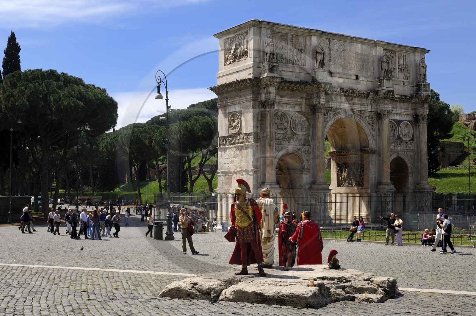 Italie, Latium, Rome, centre historique classé Patrimoine Mondial de l'UNESCO, le forum Romain, Arc de Constantin (Arco di Costantino), figurants habillés en soldats romains pour faire la pose avec les touristes