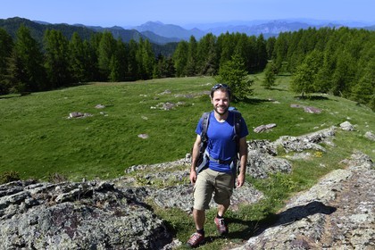 France, Alpes-Maritimes (06), parc national du Mercantour, Haute-Vésubie, vallon de la Gordolasque, vue vers le sud et la mer, le guide de randonnée Gabriel Rougerie au lieu dit Terre Rouge