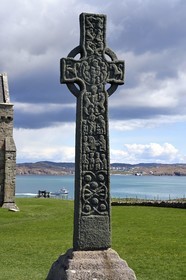 Royaume-Uni, Ecosse, Highland, Hébrides intérieures, Ile de Iona face à l'Ile de Mull, Croix de Saint-Martin (datée du 8ème siècle) devant l'abbaye d'Iona fondée par Saint Columba au VIème siècle