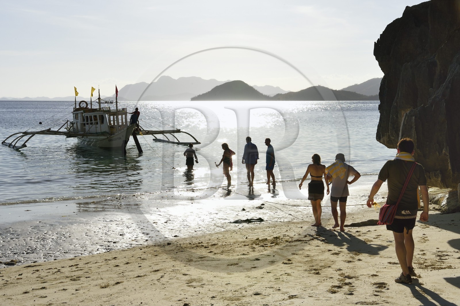 Philippines, Calamian Islands dans le nord de Palawan, Coron Island Natural Biotic Area, Banul Beach, embarquement sur une pirogue à balancier