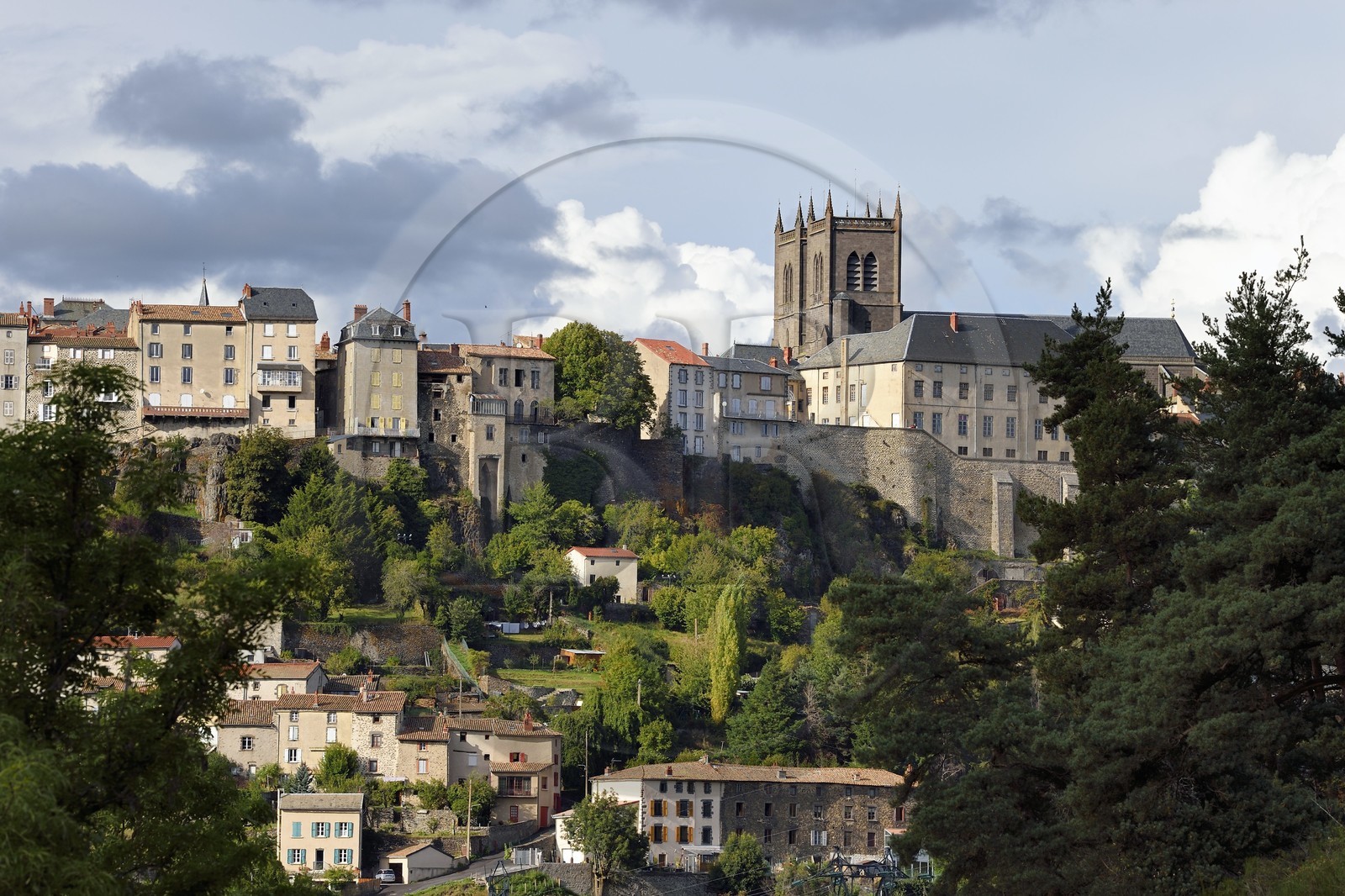 France, Cantal (15), Saint-Flour, la ville haute est située sur la Planèze, grand plateau volcanique du Cantal