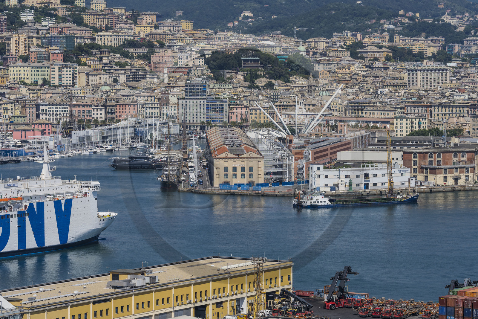 Italie, Ligurie, Gênes, le terminal conteneur du port de commerce et le Porto Antico (Vieux Port) en bordure de la ville en arrière plan