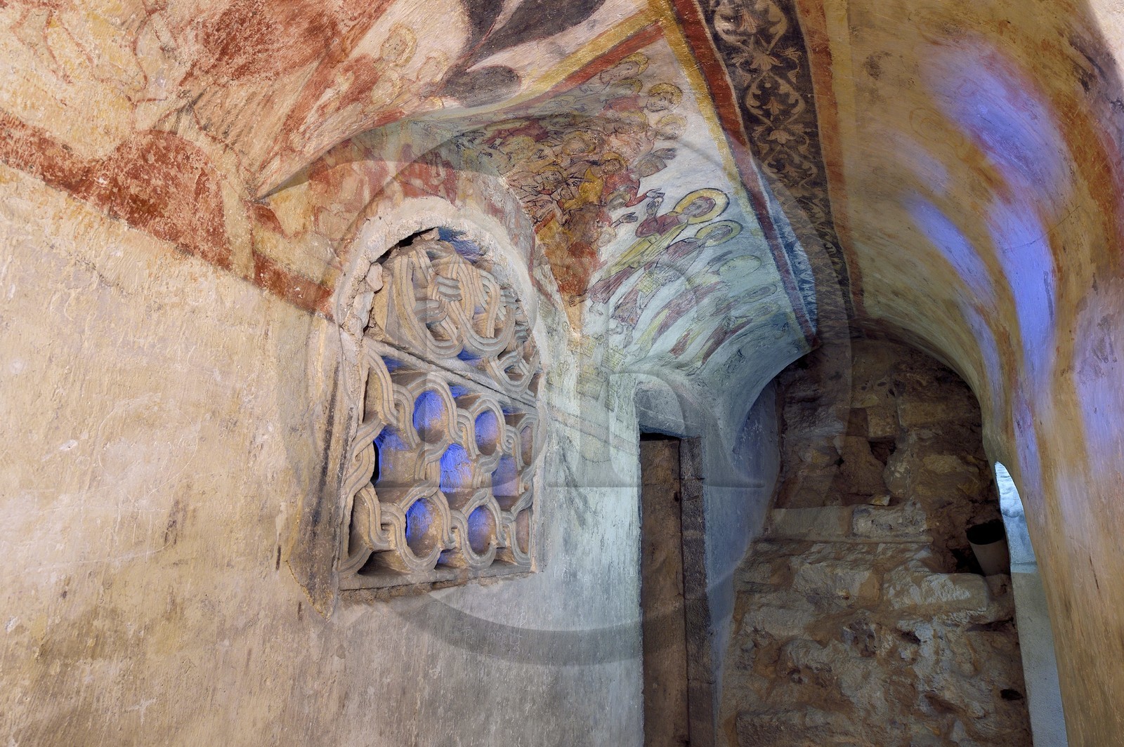 France, Puy-de-Dôme (63), Clermont-Ferrand, cathédrale Notre-Dame de l'Assomption, galerie du déambulatoire principale dans la crypte du Xe siècle, peintures murales romanes fin XIIe siècle représentant la vie publique du Christ avec la multiplication des pains