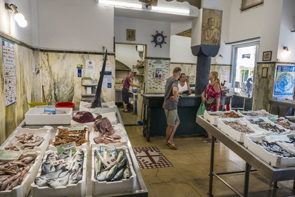 Italie, Ligurie, Gênes, poissonnerie via Al Ponte Reale en bordure du Porto Antico (Vieux Port)