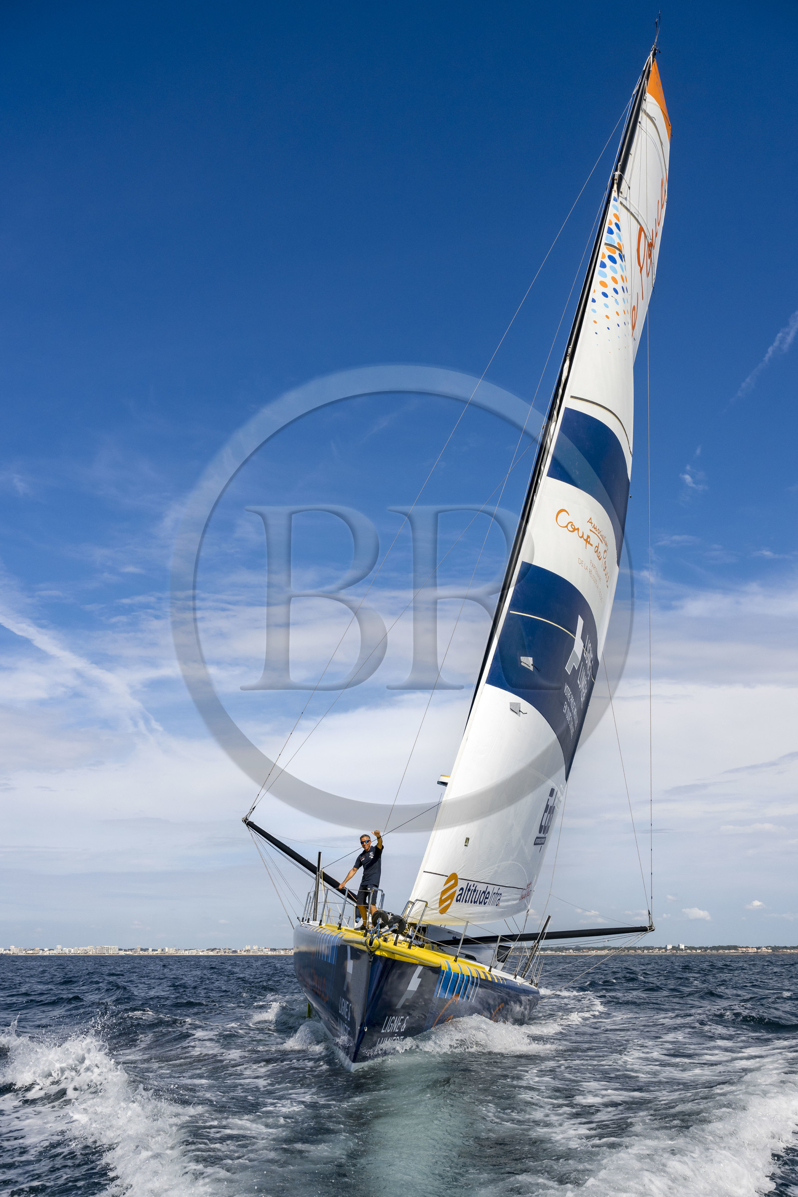 France, Vendée (85), Les-Sables-d'Olonne, le skipper Manuel Cousin en entrainement sur son voilier monocoque de 60 pieds IMOCA Coup de Pouce