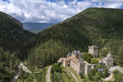 France, Drôme (26), parc naturel régional des Baronnies provençales, Aulan, château (XIIe siècle reconstruit XIXe siècle), les gorges d'Aulan qui longent le Toulourenc en arrière plan (vue aérienne)