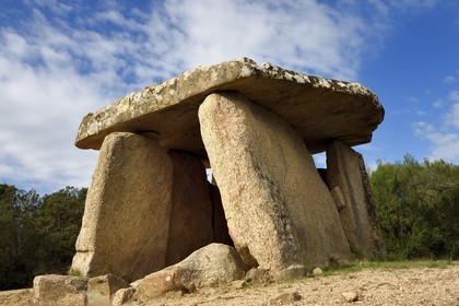 France, Corse-du-Sud (2A), Sartène, site archéologique de Cauria,  dolmen de Fontanaccia