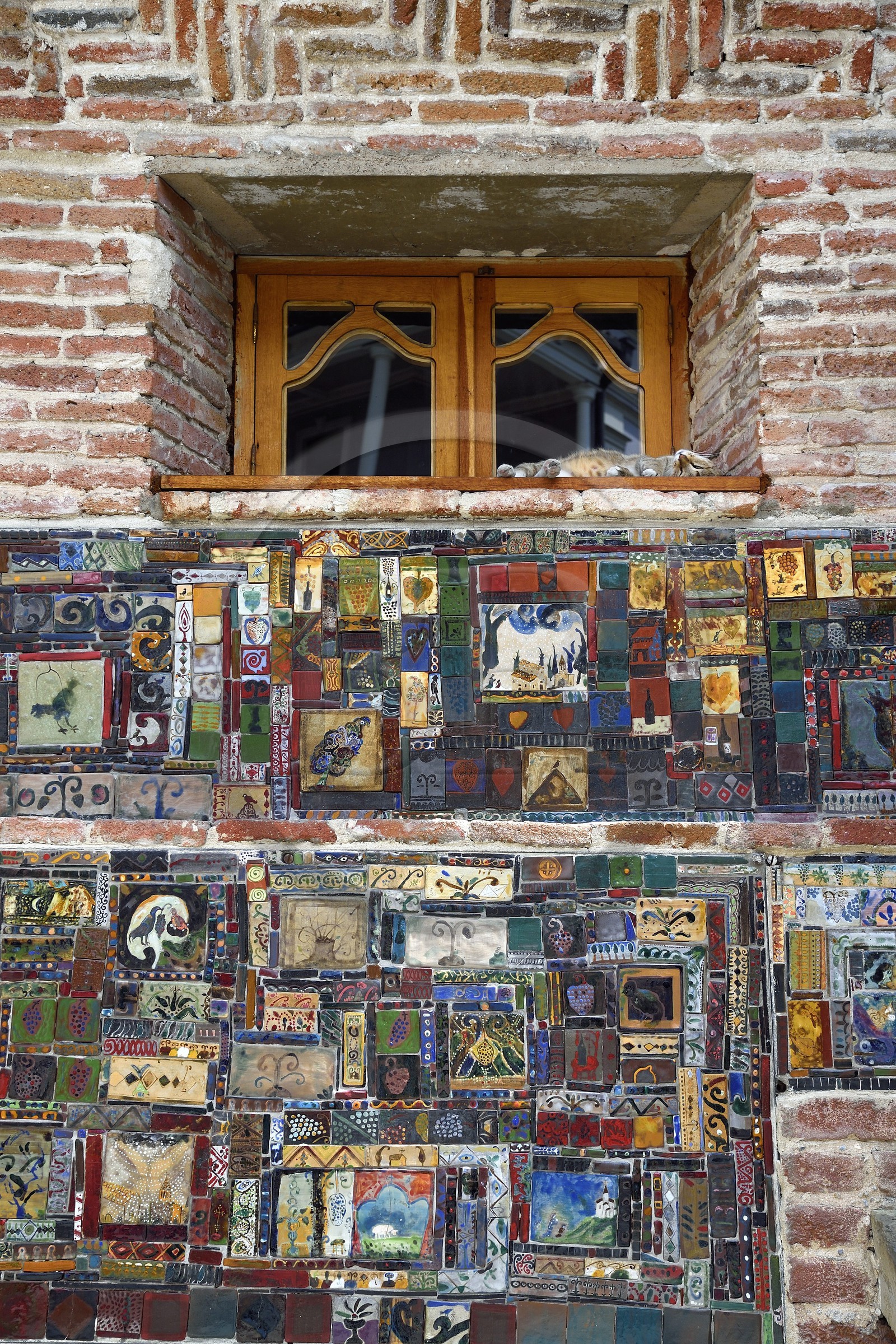 Géorgie, Tbilissi, vieille ville, tour de l'horloge du Théâtre de marionnettes dédié à Rezo Gabriadze, chat dormant