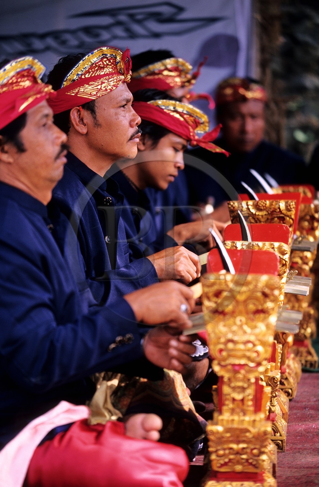Indonésie, Bali, Amlapura, joueurs de Gamelan Angklung (xylophone) lors de cérémonies de funérailles