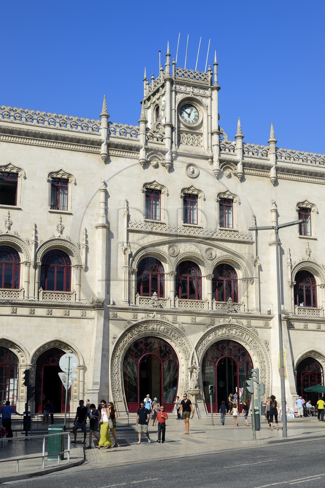 Portugal, Lisbonne, quartier de Baixa pombalin, façade de la gare du Rossio construite en 1886 par l'architecte José Luis Monteiro en style néomanuélin