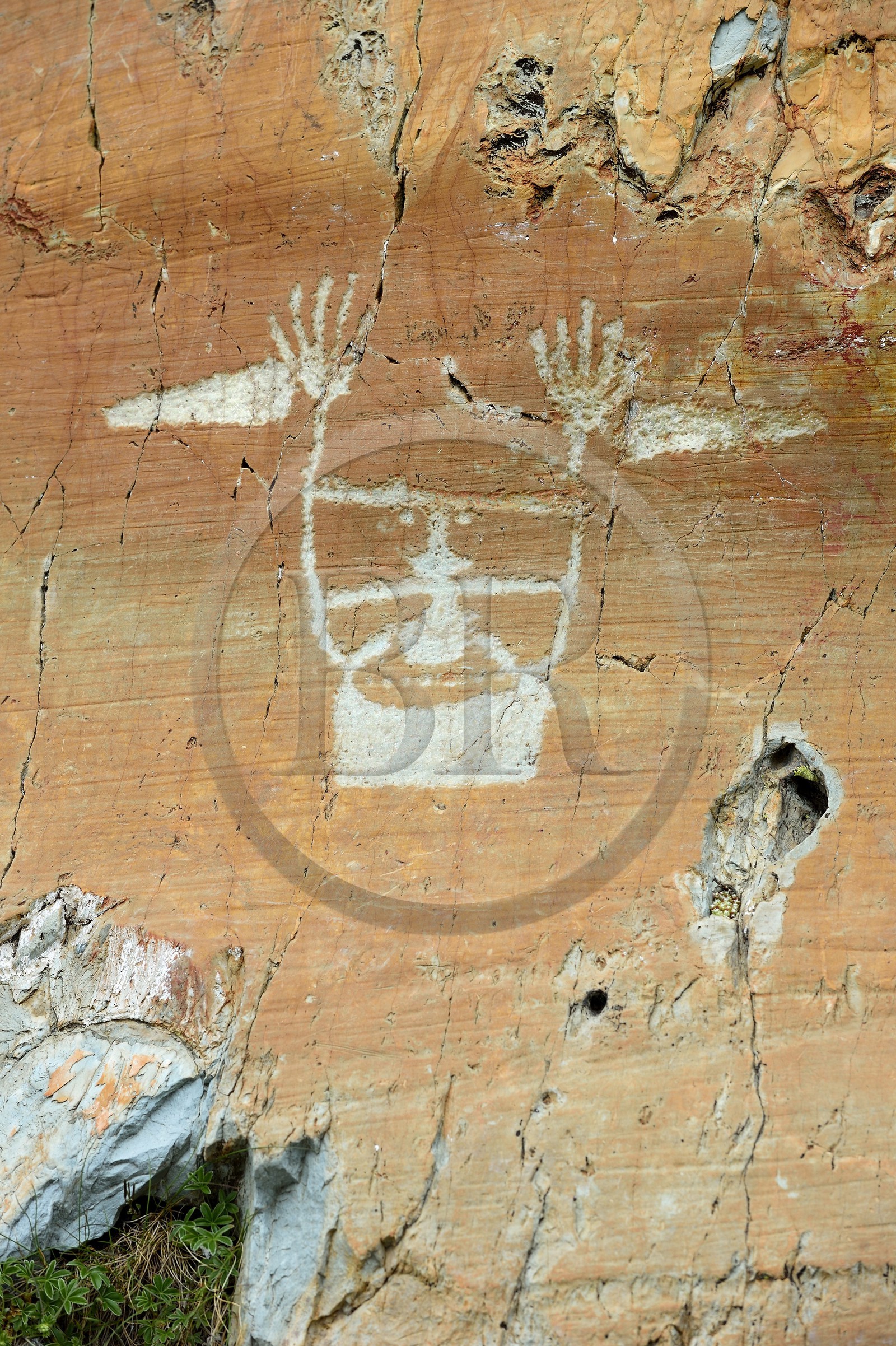 France, Alpes-Maritimes (06), parc national du Mercantour, vallée des Merveilles parsemée de milliers de gravures rupestres de l'Age de bronze, figure anthropomorphe gravée sur la roche dite du Sorcier sur les dalles de schiste jaune des chiappes