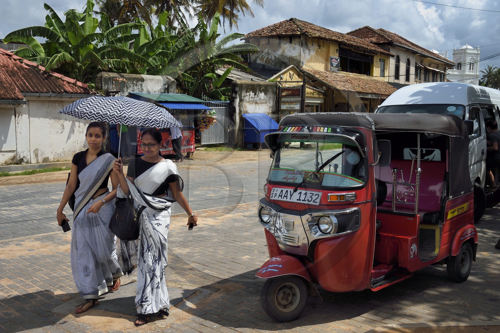 Sri Lanka, Province du Sud, Fort de Galle, classé Patrimoine Mondial de l'UNESCO, femmes élégantes