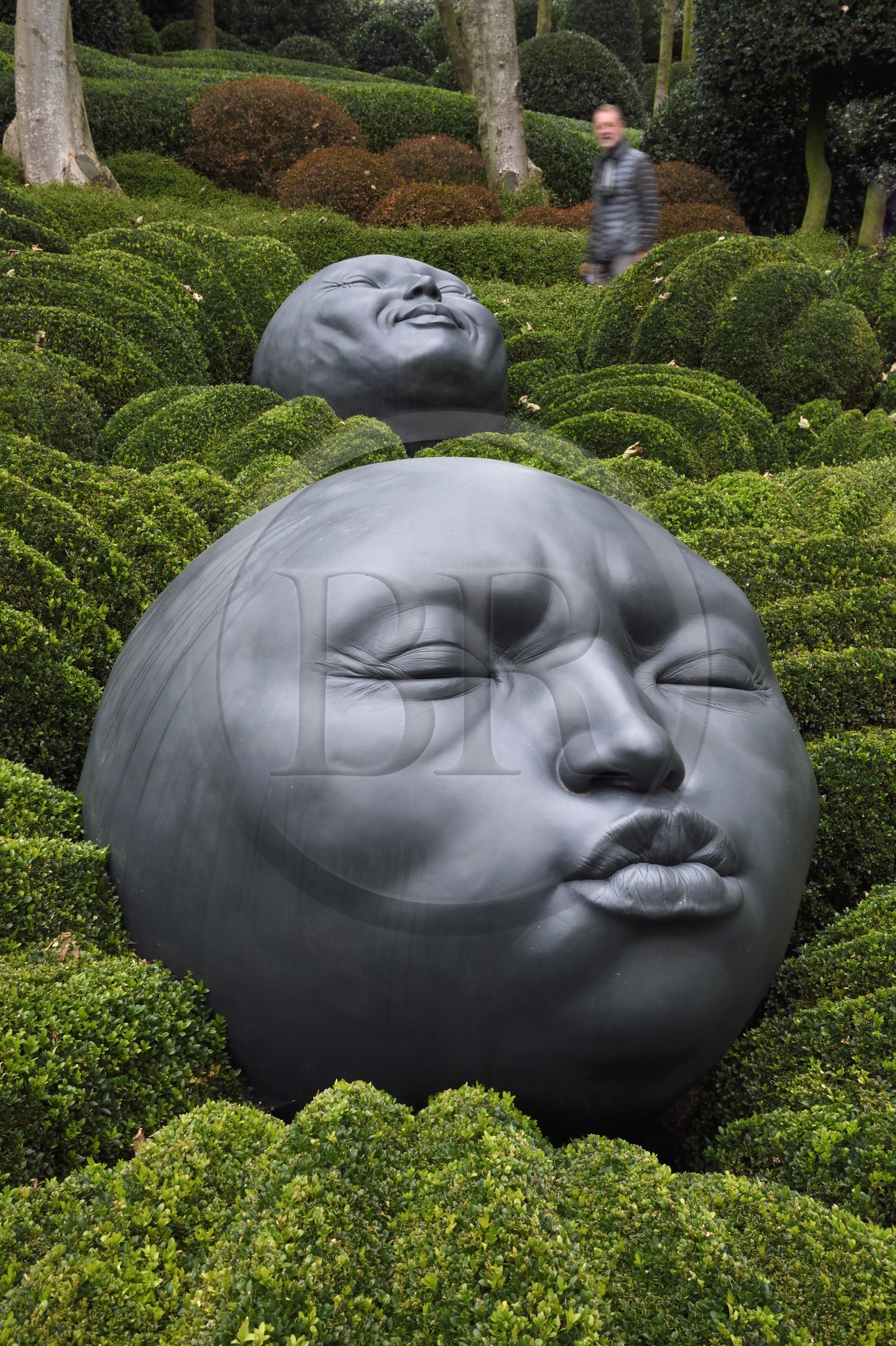 France, Seine-Maritime (76), Pays de Caux, Côte d'Albâtre, Etretat, Les Jardins d'Etretat de Alexander Grivko, les têtes géantes et rondes de Samuel Salcedo
