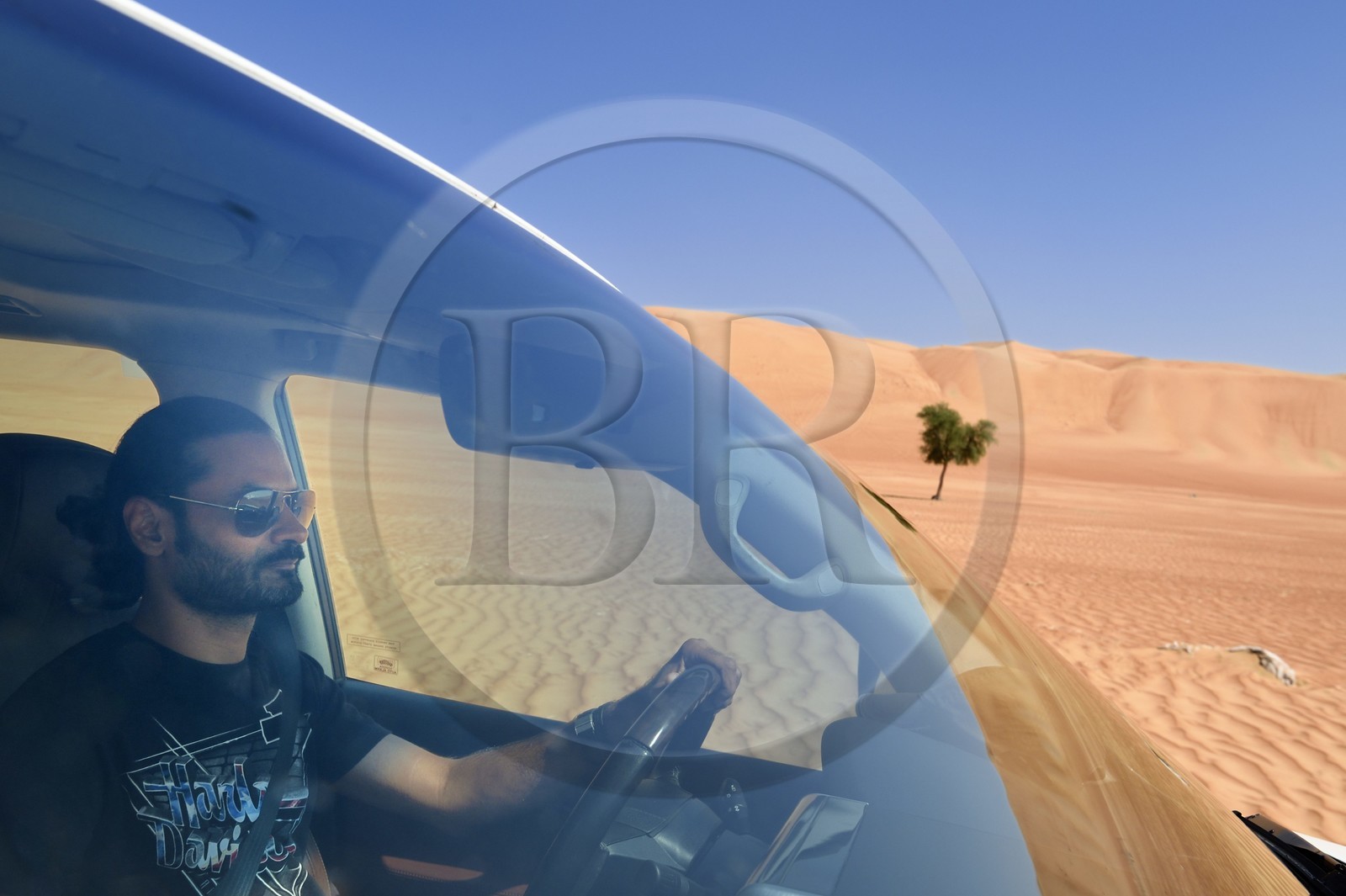 Sultanat d'Oman, gouvernorat de Ash Sharqiyah, désert des Wahiba Sands ou Sharqiya Sands, 4x4 sur la piste qui slalome entre les dunes de sable