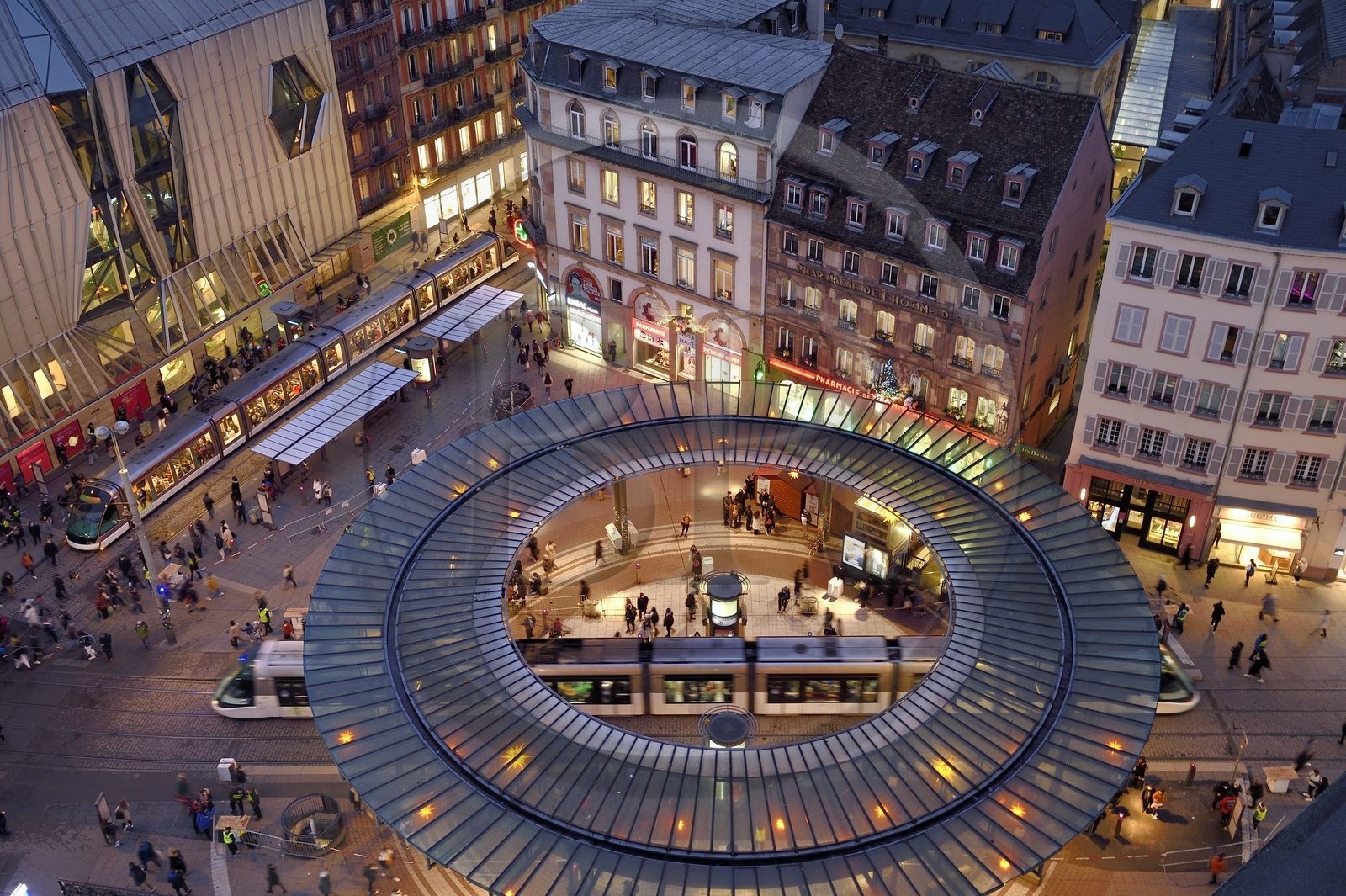 France, Bas-Rhin (67), Strasbourg, vieille ville classée au Patrimoine Mondial de l’UNESCO, station de la place de l'Homme de Fer traversée par les trams