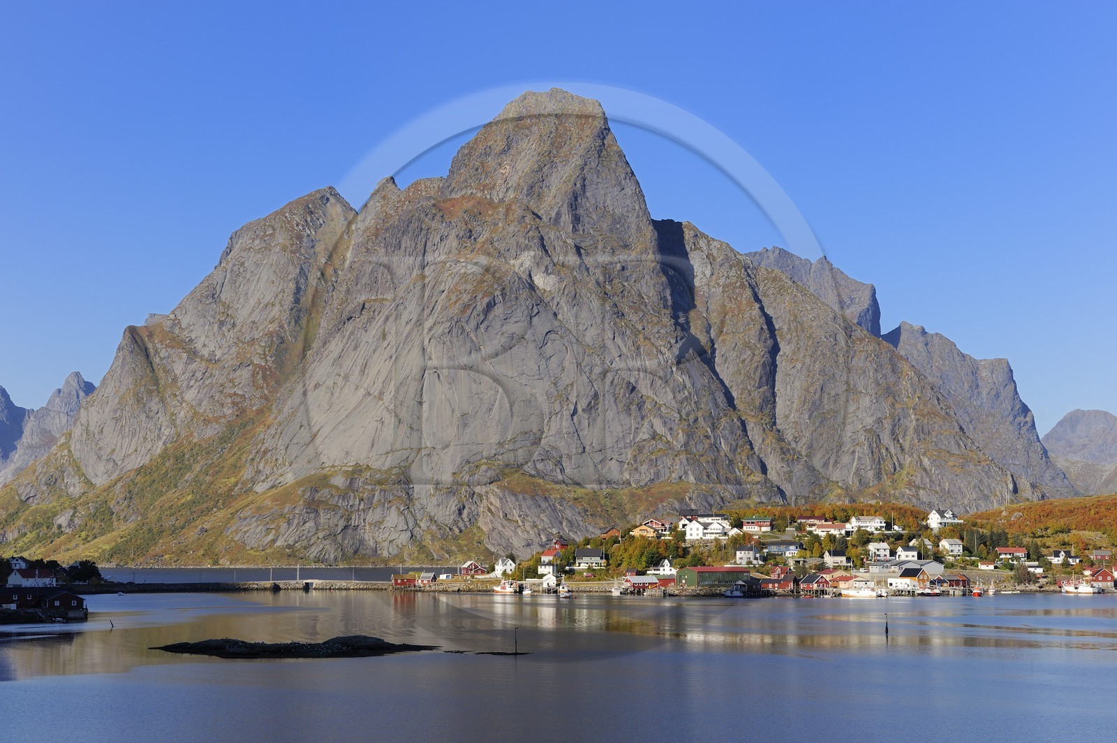 Norvège, Nordland, Iles Lofoten, ile de Moskenesoy, le village de pêcheurs de Reine