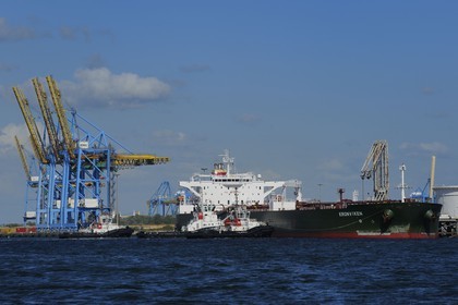France, Seine-Maritime (76), Le Havre,  port de commerce, tanker dans le port pétrolier