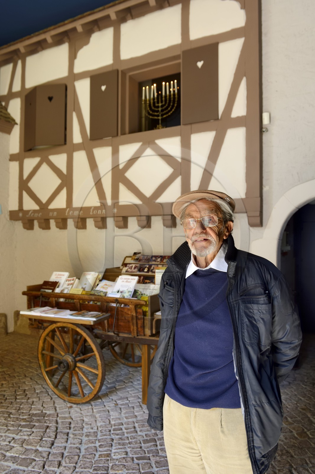 France, Bas-Rhin (67), Bouxwiller, musée judéo-alsacien dans l'ancienne synagogue, son concepteur Gilbert Weil dans le hall d'entrée
