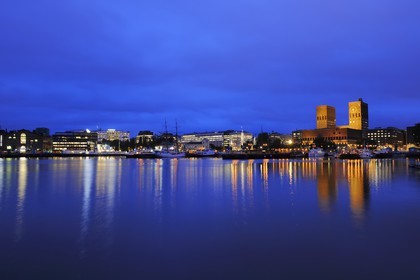 Norvège, Oslo, l'hôtel de Ville (Radhuset) domine le port