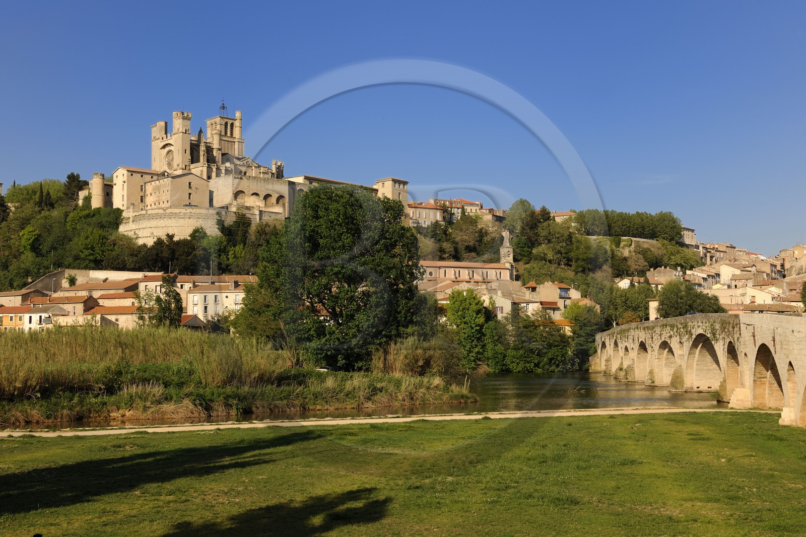 France, Hérault (34), Béziers, la cathédrale Saint Nazaire et le Pont-Vieux sur la rivière Orb