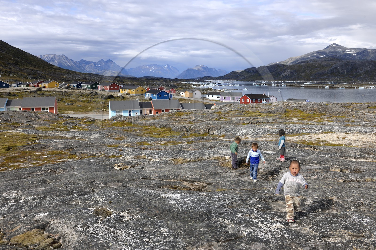 Groenland, ville de Nanortalik, jeux d'enfants Inuit