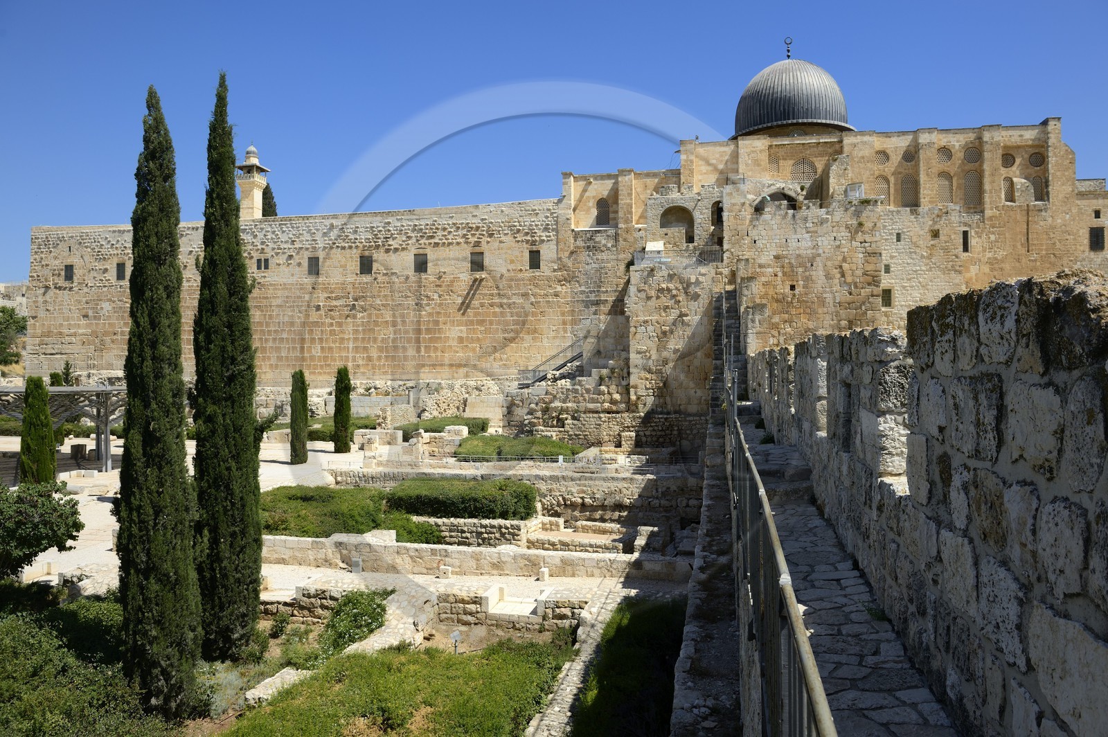 Israel, Jerusalem, holy city, the old town listed as World Heritage by UNESCO, the Temple Mount seen from the Davidson Center, south retaining walls of the Temple built by Herod the Great and the Al-Aqsa mosque